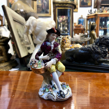 Figura Porcelana joven canasta de flores Meissen | Bucarest Art Gallery Bucarest Art & Antiques