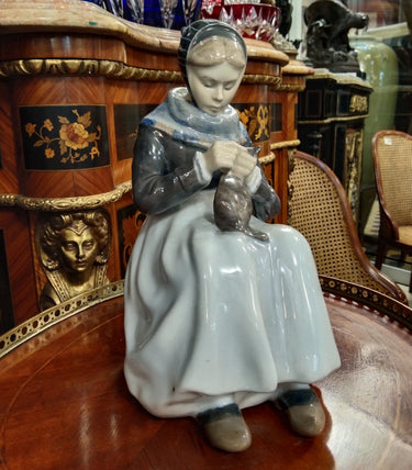 Figura porcelana Royal Copenhagen - 'Mujer cosiendo' | Bucarest Art Gallery Bucarest Art & Antiques