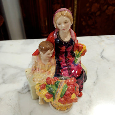 Figura porcelana Royal Doulton 'The little mother' 2006 Bucarest Art & Antiques