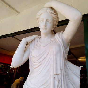 Gran escultura mujer con flores a sus pies en mármol Bucarest Art & Antiques