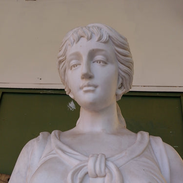 Gran escultura mujer, espigas y canasto de flores en mármol Bucarest Art & Antiques