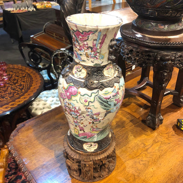 Jarron chino familia Rose con piana de madera tallada | Bucarest Art Gallery Bucarest Art & Antiques