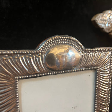 Portarretratos enchapado en plata 925 repujado de relieves Bucarest Art & Antiques