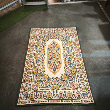 Tapicería de cachemira bordada a mano flores azules y doradas 134X204 Bucarest Art & Antiques