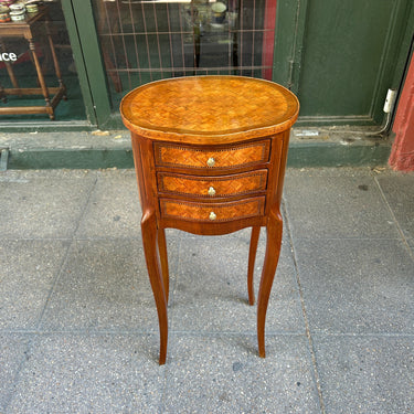 Velador francés estilo Transición parquetería cabriolé y tres cajones Bucarest Art & Antiques